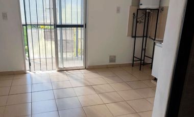 Monoambiente en alquiler – Con espacio para moto o bicicleta