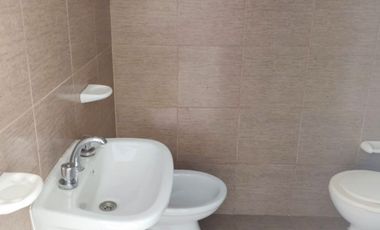 Monoambiente en alquiler – Con espacio para moto o bicicleta