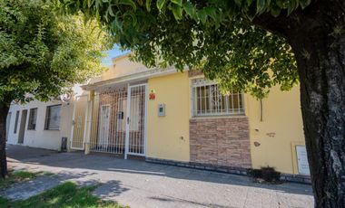 Venta CASA CON PILETA EXCELENTE UBICACION