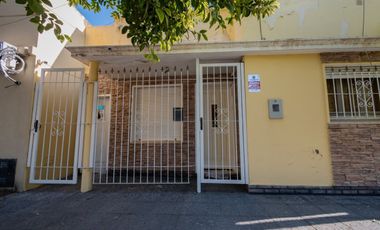 Venta CASA CON PILETA EXCELENTE UBICACION