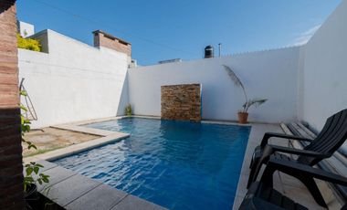 Venta CASA CON PILETA EXCELENTE UBICACION