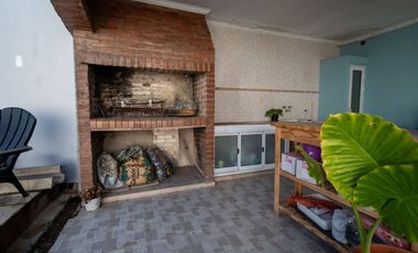 Venta CASA CON PILETA EXCELENTE UBICACION