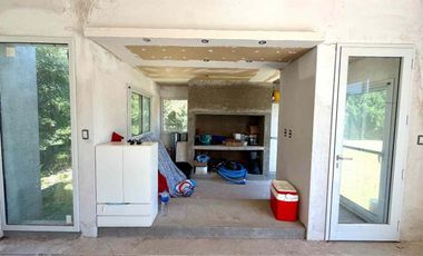 QUINCHO EN VENTA . A TERMINAR. CON GRAN TERRENO