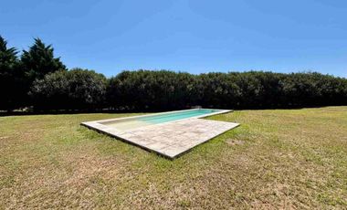 QUINCHO EN VENTA . A TERMINAR. CON GRAN TERRENO