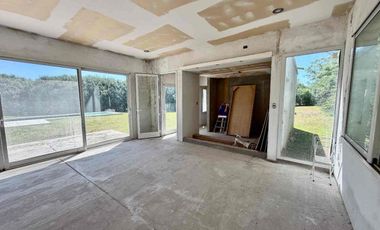 QUINCHO EN VENTA . A TERMINAR. CON GRAN TERRENO