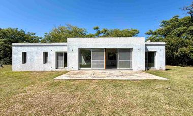 QUINCHO EN VENTA . A TERMINAR. CON GRAN TERRENO