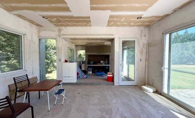 QUINCHO EN VENTA . A TERMINAR. CON GRAN TERRENO