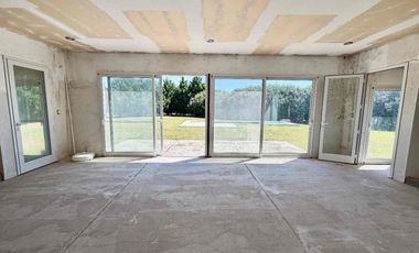 QUINCHO EN VENTA . A TERMINAR. CON GRAN TERRENO