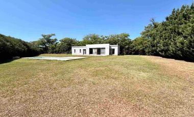 QUINCHO EN VENTA . A TERMINAR. CON GRAN TERRENO