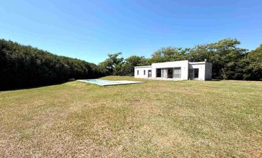 QUINCHO EN VENTA . A TERMINAR. CON GRAN TERRENO