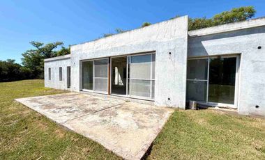 QUINCHO EN VENTA . A TERMINAR. CON GRAN TERRENO