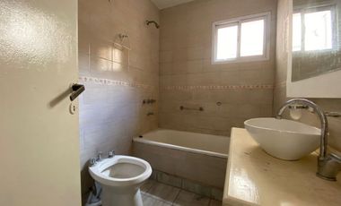 Depto ALQUILER 3 ambientes con patio Lomas