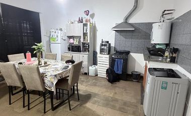 OPORTUNIDAD - CASA CON DEPTO - BARRIO  ALTAMIRA
