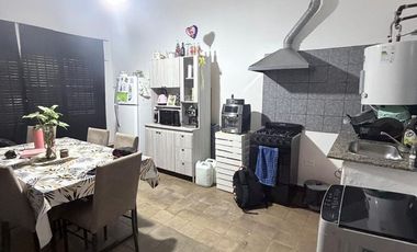 OPORTUNIDAD - CASA CON DEPTO - BARRIO  ALTAMIRA