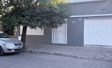 OPORTUNIDAD - CASA CON DEPTO - BARRIO  ALTAMIRA