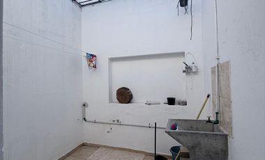 OPORTUNIDAD - CASA CON DEPTO - BARRIO  ALTAMIRA