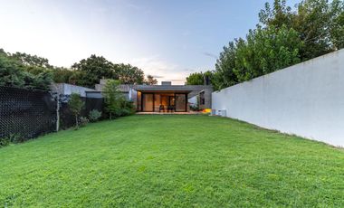 CASA EN VENTA GONNET 3 DORMITORIOS ENTRE CAMINOS