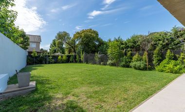 CASA EN VENTA GONNET 3 DORMITORIOS ENTRE CAMINOS