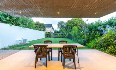 CASA EN VENTA GONNET 3 DORMITORIOS ENTRE CAMINOS