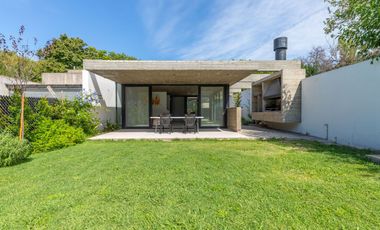 CASA EN VENTA GONNET 3 DORMITORIOS ENTRE CAMINOS