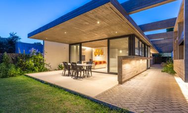 CASA EN VENTA GONNET 3 DORMITORIOS ENTRE CAMINOS