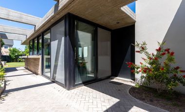 CASA EN VENTA GONNET 3 DORMITORIOS ENTRE CAMINOS