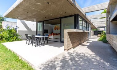 CASA EN VENTA GONNET 3 DORMITORIOS ENTRE CAMINOS