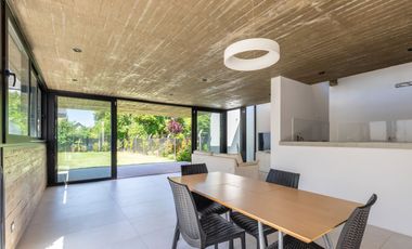 CASA EN VENTA GONNET 3 DORMITORIOS ENTRE CAMINOS