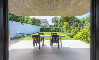 CASA EN VENTA GONNET 3 DORMITORIOS ENTRE CAMINOS