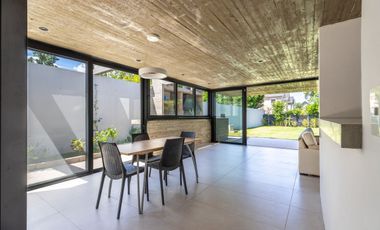 CASA EN VENTA GONNET 3 DORMITORIOS ENTRE CAMINOS