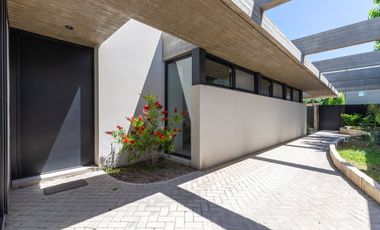 CASA EN VENTA GONNET 3 DORMITORIOS ENTRE CAMINOS