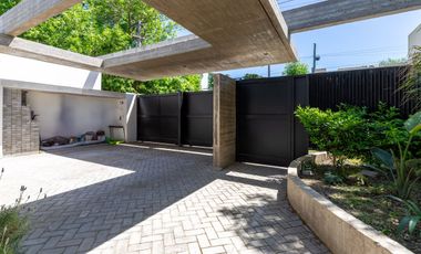 CASA EN VENTA GONNET 3 DORMITORIOS ENTRE CAMINOS