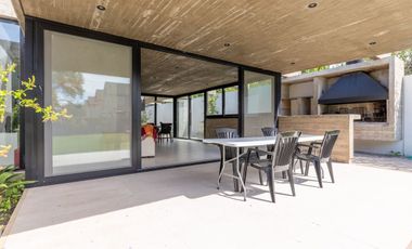 CASA EN VENTA GONNET 3 DORMITORIOS ENTRE CAMINOS