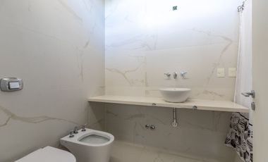 CASA EN VENTA GONNET 3 DORMITORIOS ENTRE CAMINOS