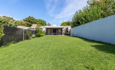 CASA EN VENTA GONNET 3 DORMITORIOS ENTRE CAMINOS