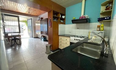 VENTA CASA 3 AMBIENTES MÁS 3 DEPTOS TRUJUI MORENO