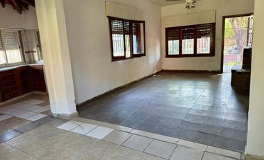 Venta Casa 3 ambs. Cochera. Jardín. Apto crédito