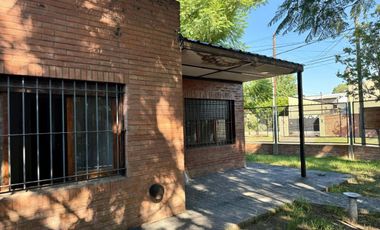 Venta Casa 3 ambs. Cochera. Jardín. Apto crédito