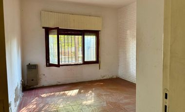 Venta Casa 3 ambs. Cochera. Jardín. Apto crédito