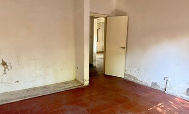 Venta Casa 3 ambs. Cochera. Jardín. Apto crédito