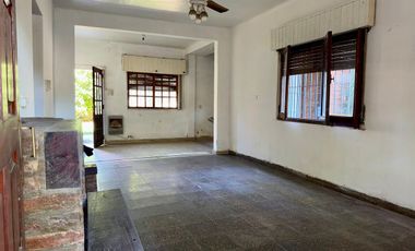 Venta Casa 3 ambs. Cochera. Jardín. Apto crédito