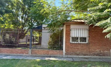 Venta Casa 3 ambs. Cochera. Jardín. Apto crédito