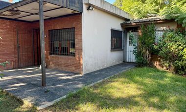 Venta Casa 3 ambs. Cochera. Jardín. Apto crédito