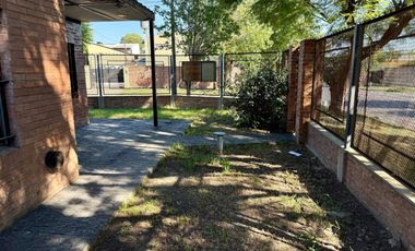 Venta Casa 3 ambs. Cochera. Jardín. Apto crédito