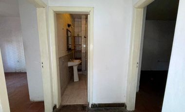 Venta Casa 3 ambs. Cochera. Jardín. Apto crédito