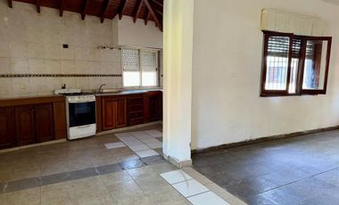 Venta Casa 3 ambs. Cochera. Jardín. Apto crédito
