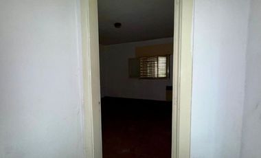 Venta Casa 3 ambs. Cochera. Jardín. Apto crédito