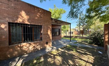 Venta Casa 3 ambs. Cochera. Jardín. Apto crédito