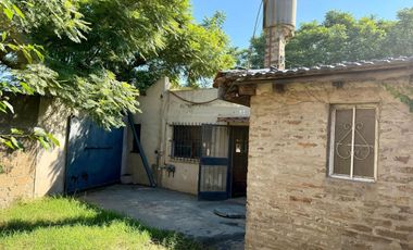 Venta Casa 3 ambs. Cochera. Jardín. Apto crédito
