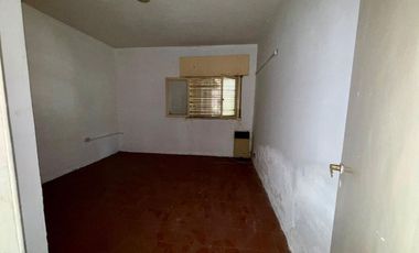 Venta Casa 3 ambs. Cochera. Jardín. Apto crédito